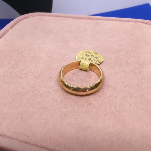 NWT  3.15mm Wide Gold Tone Band Fashion Finger Ring Size 4 Wedding - Picture 5 of 7